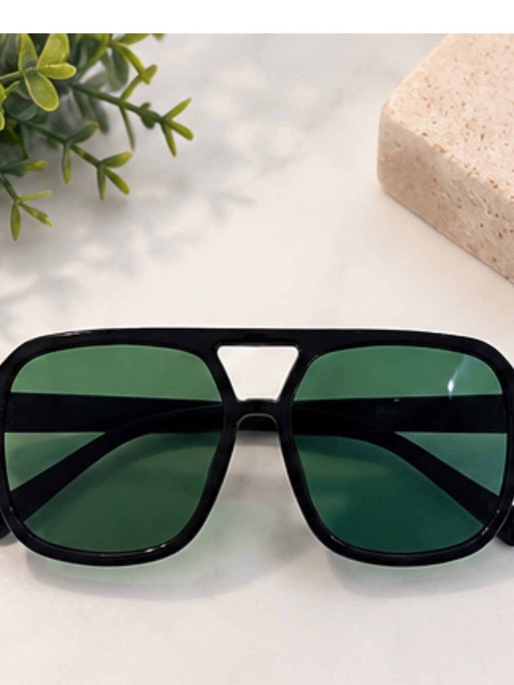 Oversized sunglasses with black/green tinted lenses